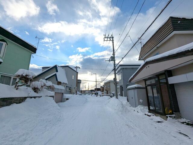前面道路は幅員８．０ｍの公道なので除雪が入ります／撮影日2026-01-09