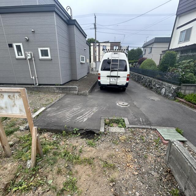 現地土地／入口外観　アスファルトです。　隣家２Ｍはロードヒーティング／撮影日2026-03-11