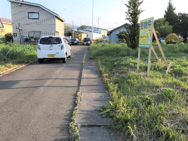 現地土地／前面道路の様子