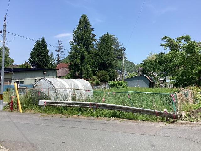 現地土地／西側からは敷地への出入りができません。
