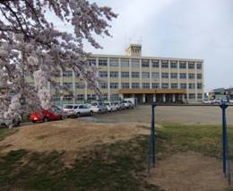 青森市立油川小学校 (914m)