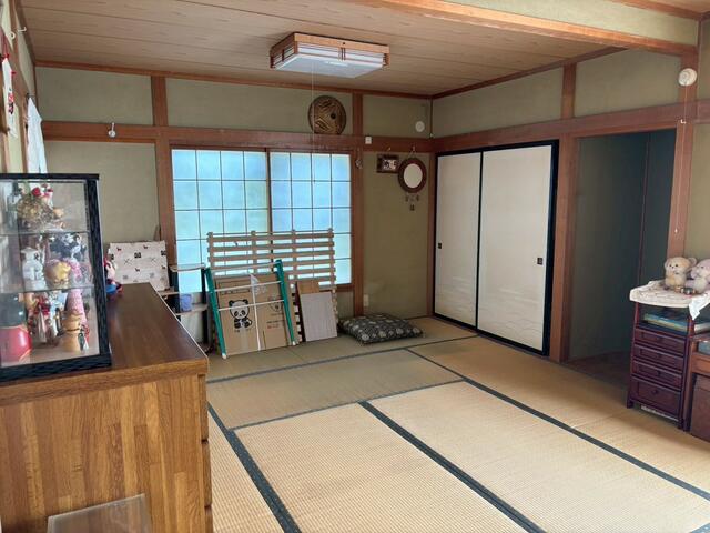 リビング以外の居室／１階　和室１２帖　１間の押入れと半畳の板の間があります