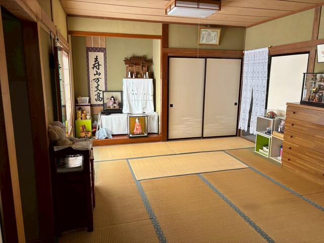 リビング以外の居室／１階　和室１２帖　１間の床の間と押入れがあります