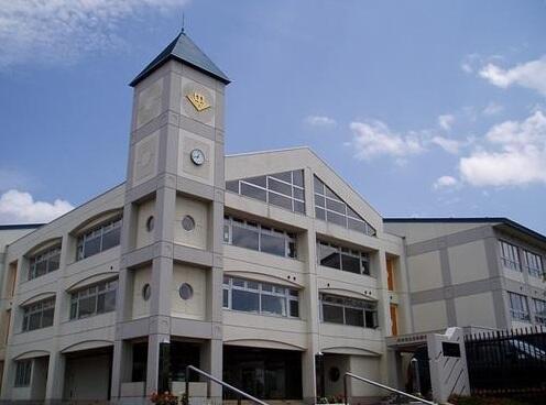 盛岡市立松園中学校 (1,210m)
