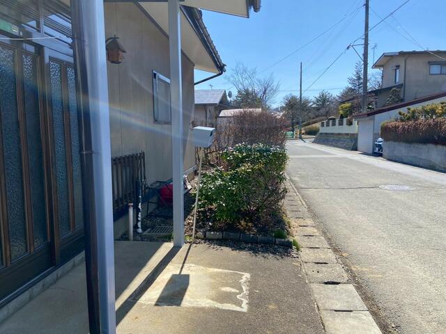 西側　公道　幅員６．１ｍに接道しています。運転・駐車も安心し