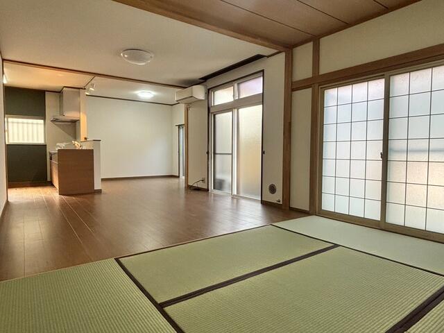 リビング／続き間の和室や対面キッチンなどが嬉しい　家族の笑顔溢れる素敵