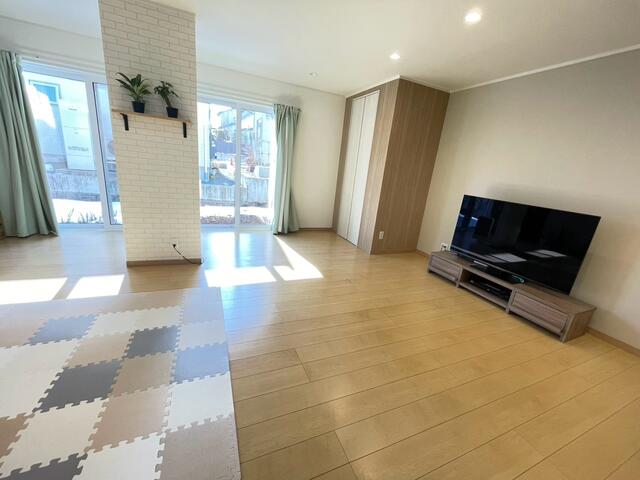 リビング／パートナーや家族が集う憩いの空間。家族・友人・知人の会話に華