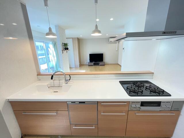 キッチン／カウンターキッチンからリビングが見渡せるので、小さなお子様の