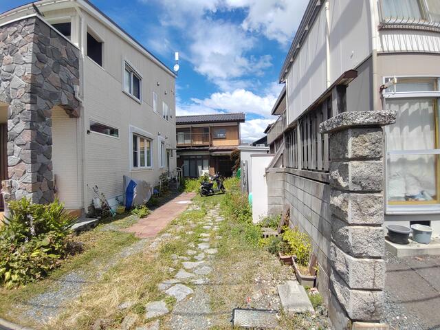 現地（外観）／中央通路と建物が対象物件です　土地は旗竿地、通路は駐車スペー