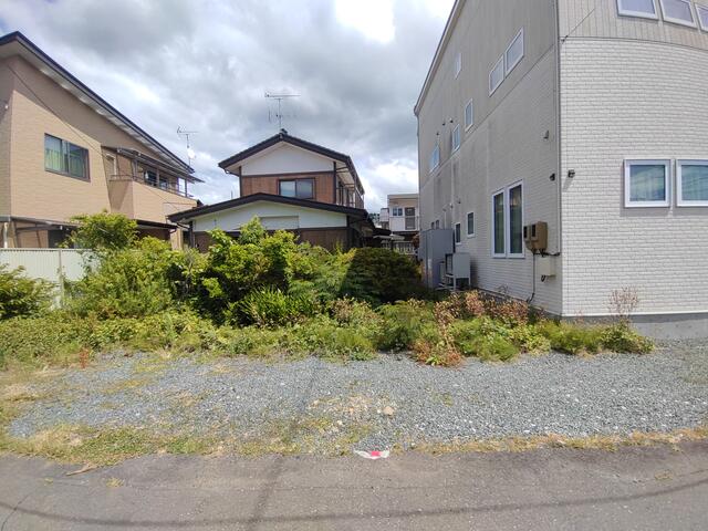 現地（外観）／西側からの様子　中央の建物が対象物件です