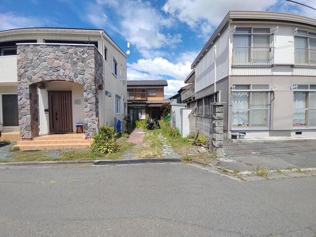 南西前面道路からの様子　中央の建物が対象物件です