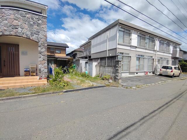 南西前面道路からの様子　中央の建物が対象物件です