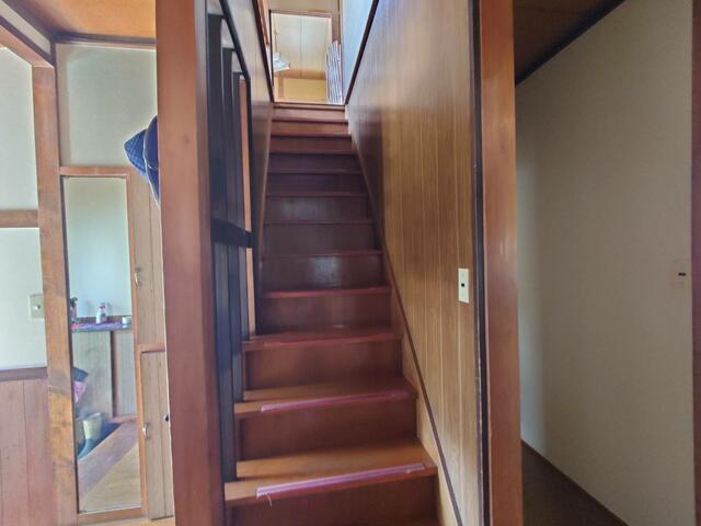 １階玄関を入って正面の階段