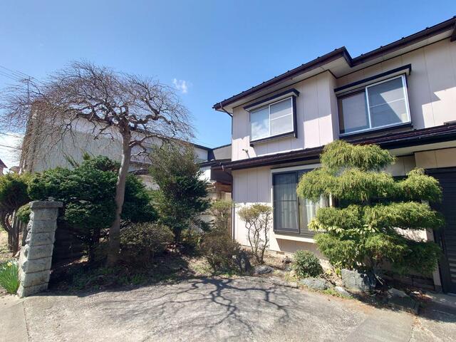 敷地西側にお庭スペースあり、四季の移ろいが楽しめます