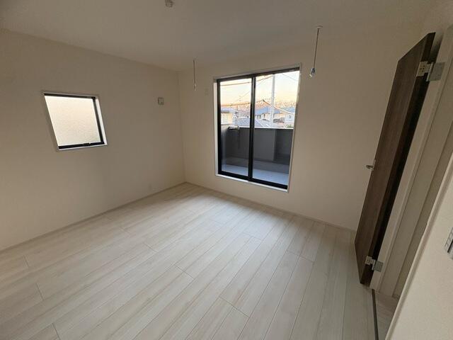 リビング以外の居室／プライベートを満喫できる洋室（2号棟）／撮影日2025-12-23