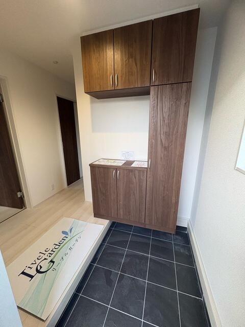 玄関／帰ってきたらまずは玄関で消毒や消臭を（2号棟）／撮影日2025-12-23