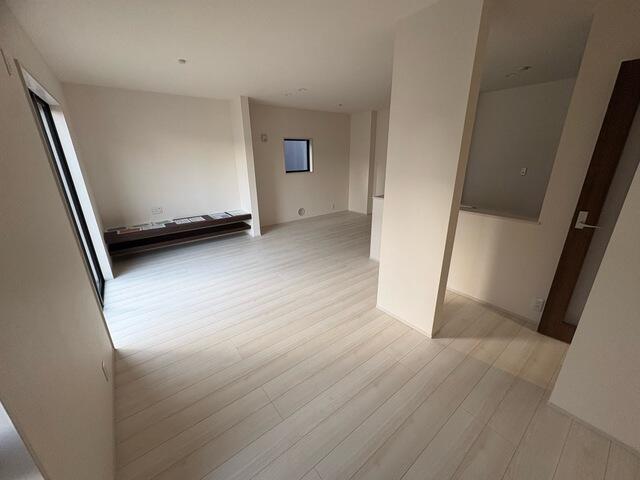 リビング／リビングはお気に入りのソファやクッションでくつろげる空間に（／撮影日2025-12-23