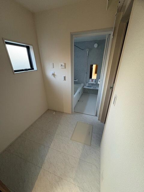 玄関／家族やゲストの笑顔が浮かんできそうな玄関（2号棟）／撮影日2025-12-23