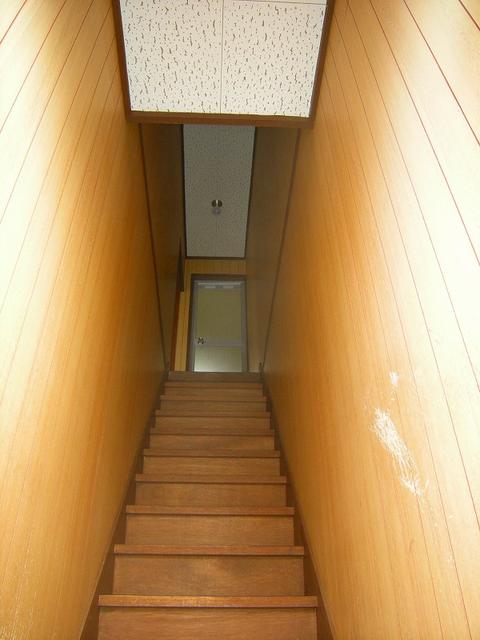 玄関／玄関から上へ階段　ちょっと急です
