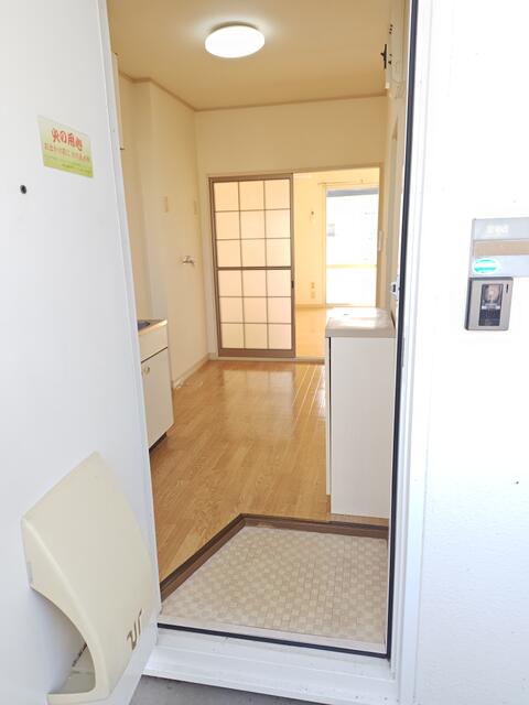 共用部（その他）／２階外廊下の玄関ドアを開けて撮影