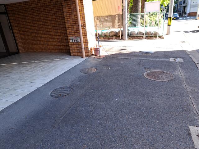 駐車はアスファルト部分でお願いします