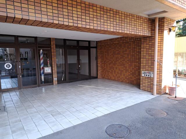 お隣の店舗は理容室