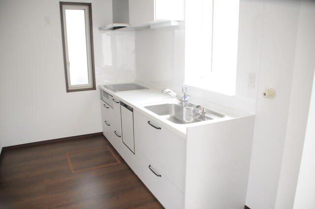 キッチン／東窓と北窓があるため明るいキッチンスペースです／撮影日2024-12-04