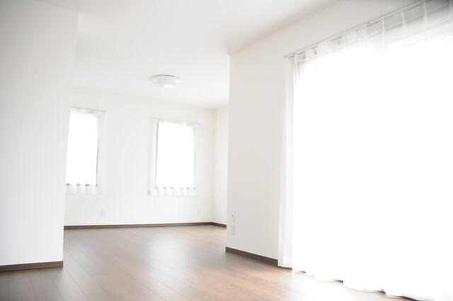 リビング／和室前からリビング方向　和室を開けて部屋が一体となるとかなり／撮影日2024-12-04