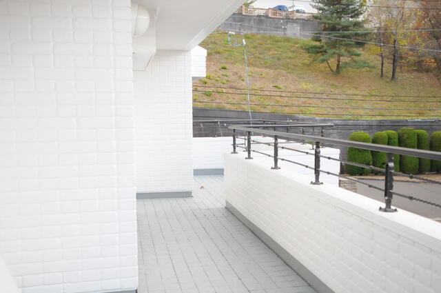 バルコニー／２階は南側すべてがバルコニーでつながっています。／撮影日2024-12-04