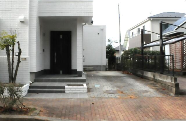 現地（駐車場）／縦列駐車で普通車２台を十分停めれるスペースです。／撮影日2024-12-04