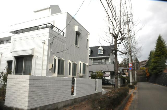 現地（外観）／南側から建物外観と前面道路　歩道もあります／撮影日2024-12-04