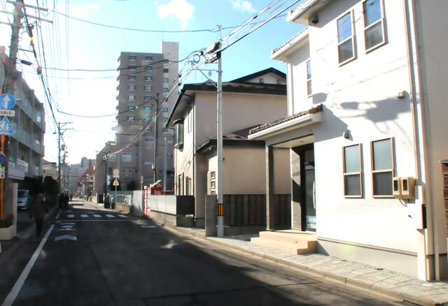 県庁方向です　前面道路は時間帯別一方通行ですので誤侵入に気を／撮影日2025-02-04