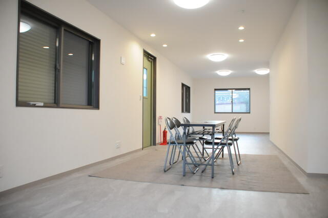 入り口から見た事務スペース／撮影日2025-02-04