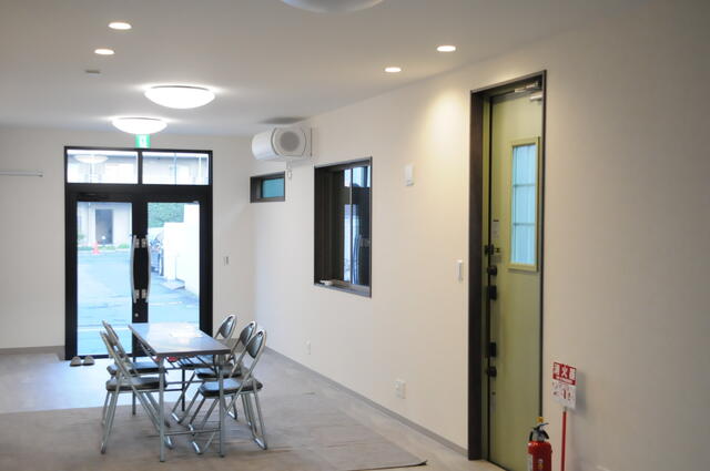 西側から事務所入り口方向／撮影日2025-02-04