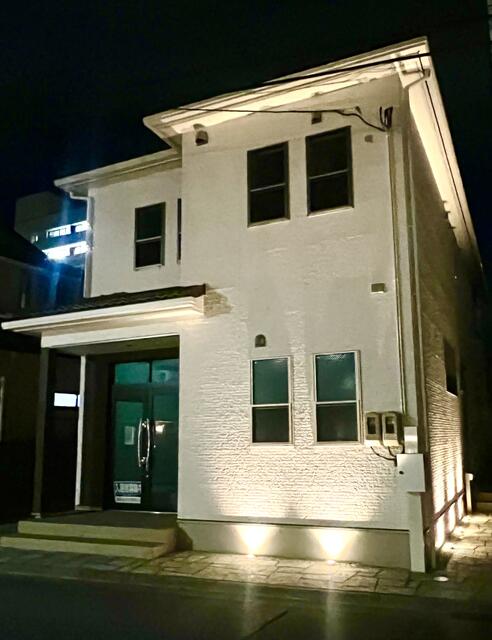 現地（外観）／夜はライトアップ可能で防犯力を高めます／撮影日2025-02-04