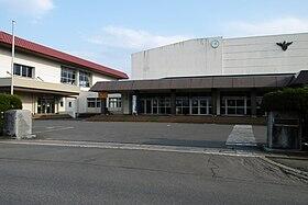 鷹巣小学校まで徒歩約８分。小学校から近いため、お子さんの通学