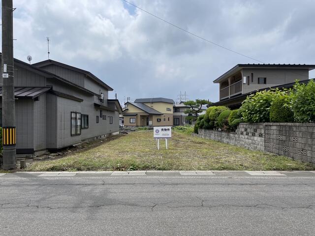 現地土地／間口約９ｍで車の出入りにも十分ゆとりがあります。／撮影日2024-01-20