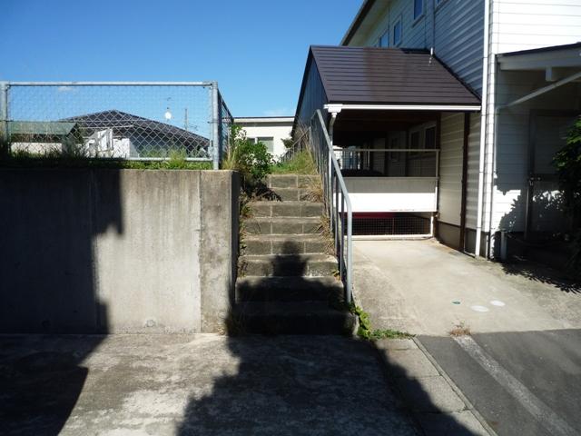 現地土地／駐車場側から見た階段通路