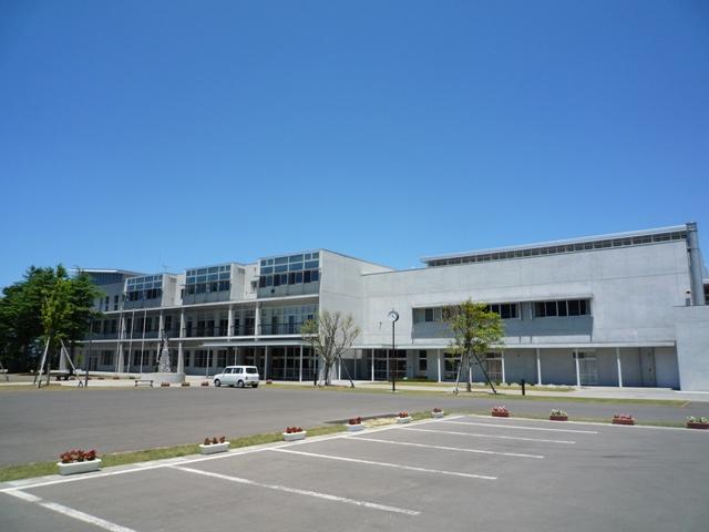 由利本荘市立本荘南中学校 (856m)