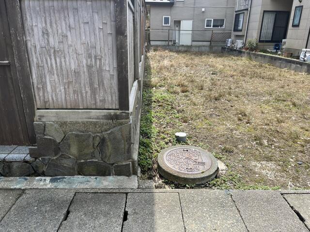 現地土地／北東角　東側隣地境界　下水道公共マス