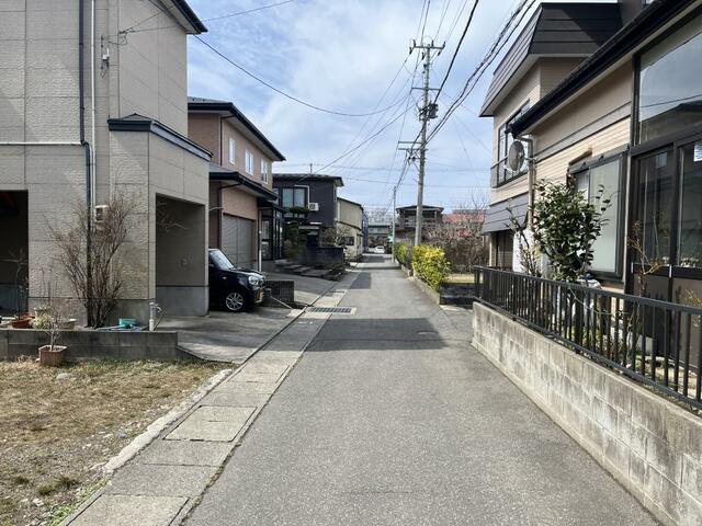 北側前面道路　西側方向