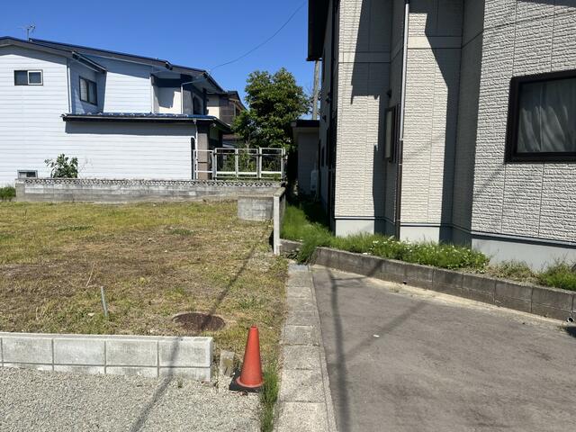 現地土地／南側隣地境界　前面道路