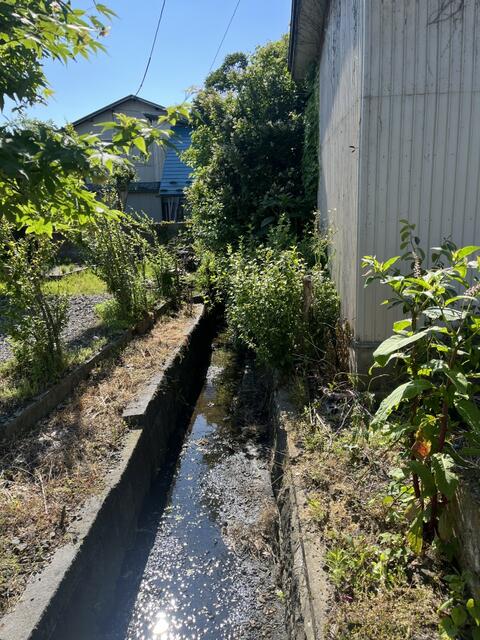 現地土地／南側隣地境界（水路）