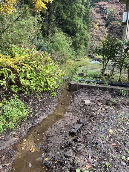 西側隣地境界　水路