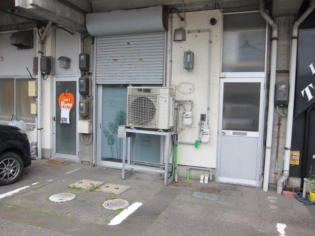 裏口駐車場
