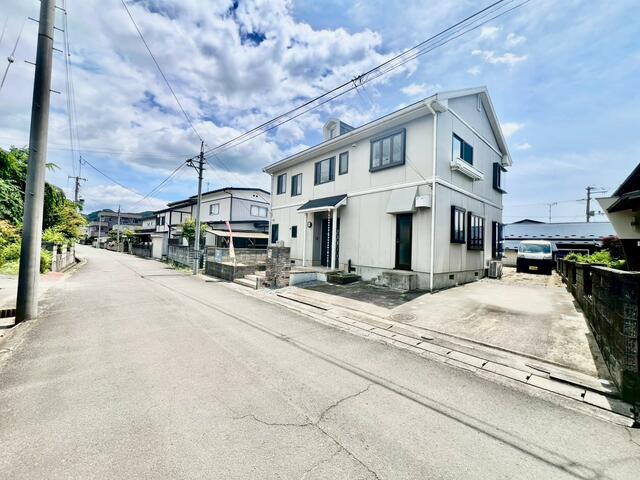 現地（外観）／道路は北西側に面しています。幅員６．２ｍの広々とした道路です