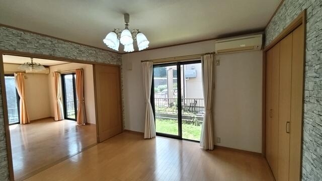 リビング／リビングはお気に入りのソファやクッションでくつろげる空間に／撮影日2025-06-21