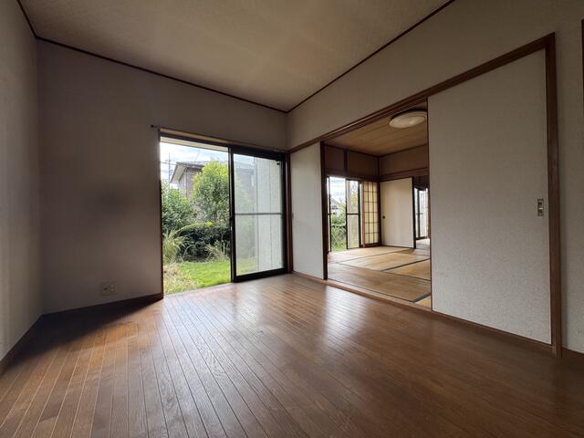 リビング／リビングはお気に入りのソファやクッションでくつろげる空間に／撮影日2025-10-10