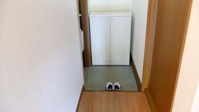 玄関／玄関内側　下駄箱付き