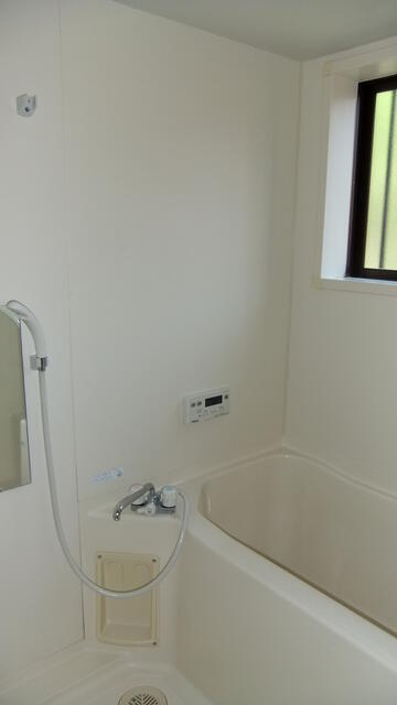 浴室／窓付き　シャワー付き　追い炊き付き